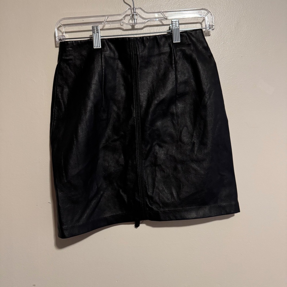 H&M Faux Leather Mini Skirt Black Size 4 Full Zip Fitted Lined Holiday Party